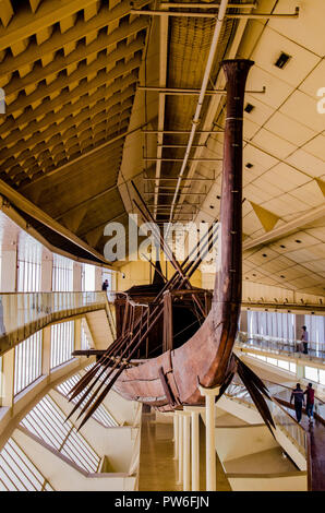 Giza, il Cairo, Egitto - Aprile 2018. Antico Egitto barca solare di Giza. Foto Stock