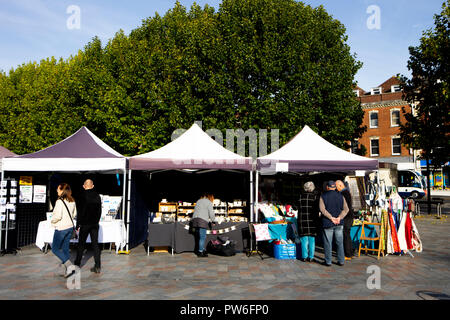 Il mercato della carta avviene ogni martedì e sabato nella storica piazza del mercato Foto Stock