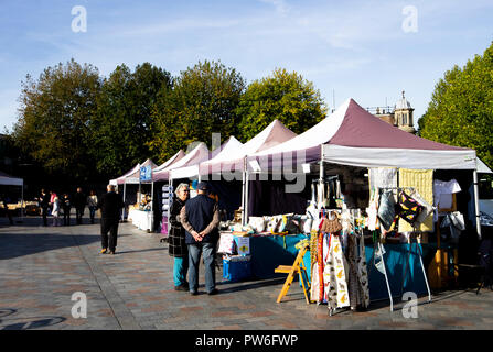 Il mercato della carta avviene ogni martedì e sabato nella storica piazza del mercato Foto Stock