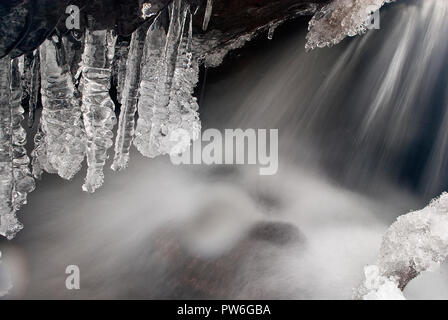 Formazioni di ghiaccio e neve vicino a un fiume, freddo Foto Stock