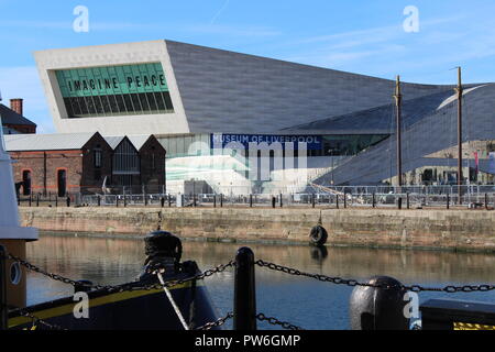 Museo di Liverpool con immaginare la pace John Lennon in mostra a Liverpool Albert Dock Foto Stock