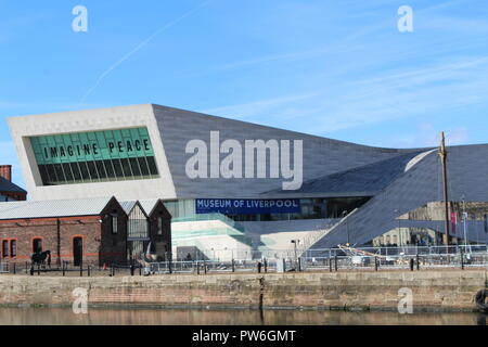 Museo di Liverpool con immaginare la pace John Lennon in mostra a Liverpool Albert Dock Foto Stock