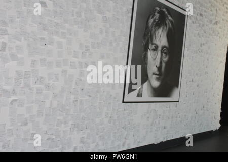 Foto di John Lennon circondato da messaggi provenienti da ventilatori - immaginare la pace in mostra al Museo di Liverpool Foto Stock