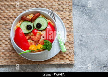 Divertente il gufo di purè di patate carote purea di verdure con salsiccia Foto Stock