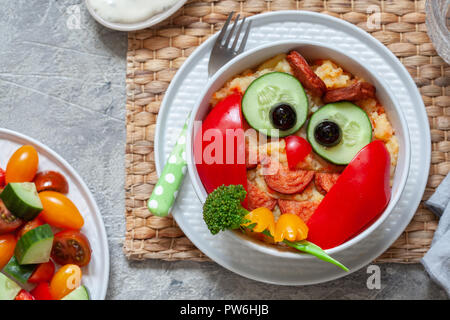 Divertente il gufo di purè di patate carote purea di verdure con salsiccia Foto Stock