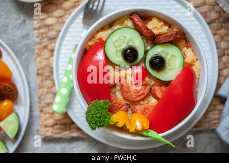 Divertente il gufo di purè di patate carote purea di verdure con salsiccia Foto Stock