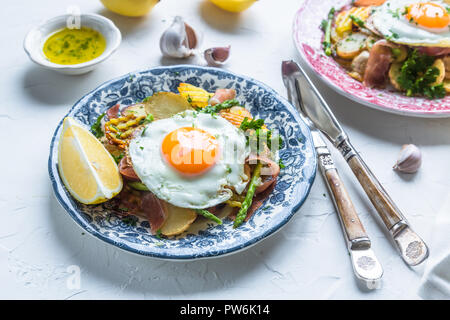 Huevos rotos, uova, patate e prosciutto Serrano Foto Stock