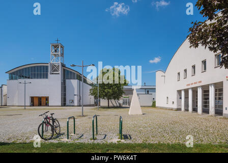 Wien, Tesarekplatz, link Pfarrkirche Emmaus am Wienerberg, Architekt Otto Häuselmayer 1992 rechts Schule, Architekt Gustav Peichl Foto Stock