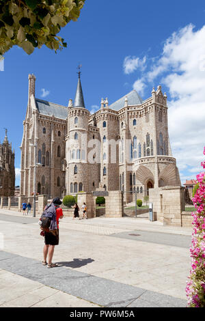 Astorga (Spagna) - Vista del gotico della Cattedrale di Astorga, e un pellegrino lungo il Saint James modo Foto Stock