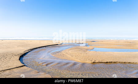 Cornwall Bude Beach con un flusso in esecuzione attraverso Foto Stock