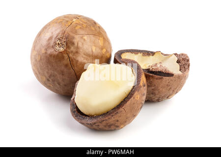 Sgusciate e senza guscio di noci di macadamia isolati su sfondo bianco Foto Stock