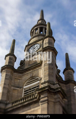 Guardando verso l'alto architettura georgiana nel centro della città di Glasgow durante una fredda mattina di primavera in Scozia. Foto Stock