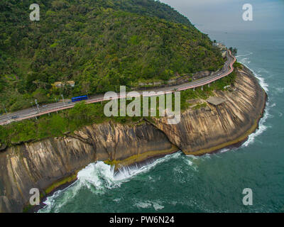 Tim Maia pista ciclabile su Niemeyer Avenue, Rio de Janeiro, Brasile, Sud America. Autostrada del mare. Splendida strada e pista ciclabile. Foto Stock