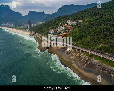 Tim Maia pista ciclabile su Niemeyer Avenue, Rio de Janeiro, Brasile, Sud America. Autostrada del mare. Splendida strada e pista ciclabile. Foto Stock