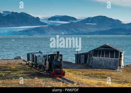 Miniera storico treno nella parte anteriore del Kongsfjorden, Ny-Alesund, Spitsbergen, isole Svalbard Isole Svalbard e Jan Mayen, Norvegia Foto Stock