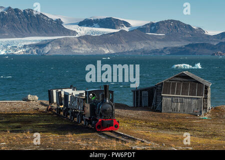 Miniera storico treno nella parte anteriore del Kongsfjorden, Ny-Alesund, Spitsbergen, isole Svalbard Isole Svalbard e Jan Mayen, Norvegia Foto Stock
