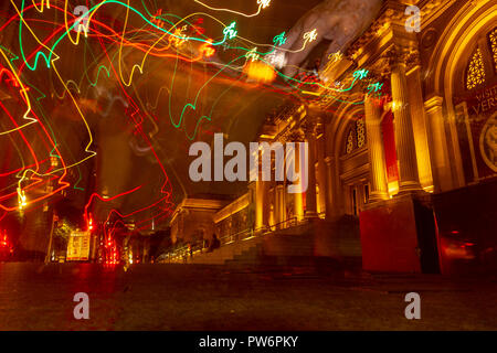 Il met (Metropolitan Museum of Art) outdoor fontane di notte Abstarct Foto Stock