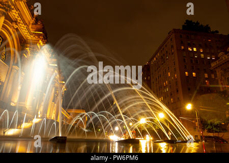 Il met outdoor fontane di acqua durante la notte Foto Stock