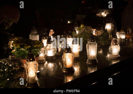 Commemorazione di tutti i defunti - candela decorazioni sulle tombe nel cimitero Foto Stock
