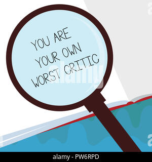 Testo della scrittura si sono il tuo peggior critico. Concetto significato troppo duro su auto No per il feedback positivo. Foto Stock