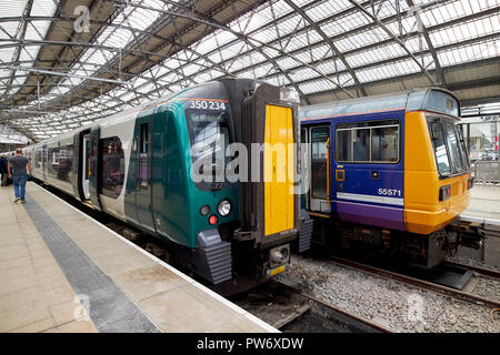 West Midlands treni Londra northewestern convoglio ferroviario a Birmingham e a nord di classe rampa 142 treno stazione di Lime Street Liverpool Merseyside Engla Foto Stock