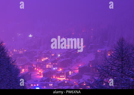 Vista aerea sulla valle di Zermatt e il Cervino picco al tramonto con neve fresca in Svizzera Foto Stock