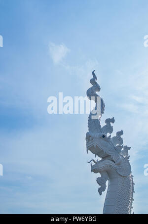 Chiang Rai, Tailandia - 15 Gennaio 2018 : a Wat Huay Plakang ( Huay Plakang Tempio), il tempio in stile Cinese si trova a Chiang Rai. Naga statua. Foto Stock