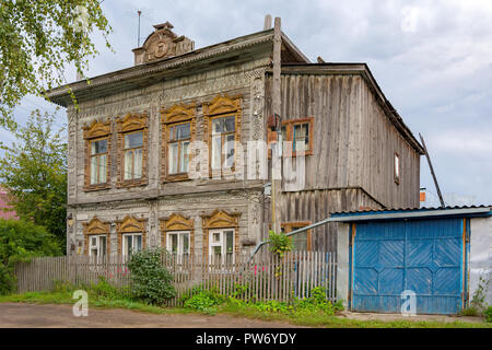 Biysk, vecchia casa in legno nel centro storico della città Foto Stock