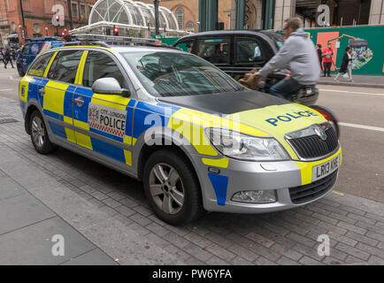 Auto della Polizia, fuori dalla stazione di Liverpool Street, Londra, Inghilterra, Regno Unito Foto Stock