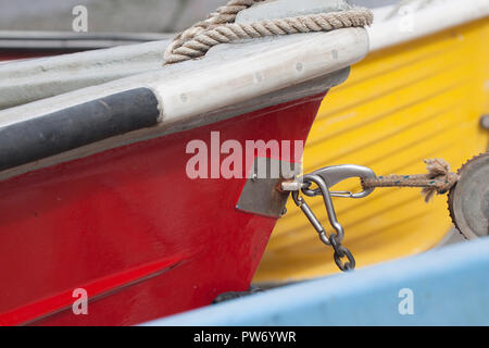 Close up di barche da pesca ormeggiate nel porto Foto Stock