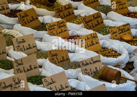 Le erbe fresche per la vendita su un mercato in Provenza, Francia Foto Stock