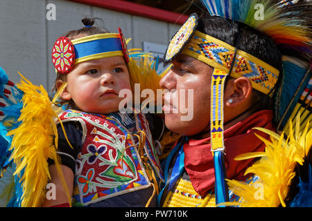 BISMARK, NORTH DAKOTA, 8 Settembre 2018 : Una famiglia al quarantanovesimo annuale tribù uniti Pow Wow, un grande evento all'aperto che raccoglie più di 900 dance Foto Stock