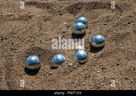 Le palle di bocce sulla sabbia vicino a Foto Stock