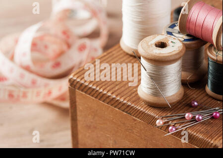 Primo piano il thread per cucito e ricamo, vecchia bobina di filo Foto Stock