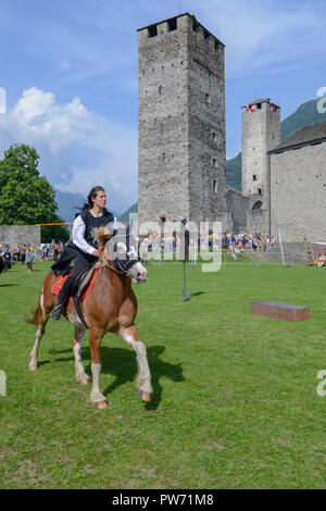 Bellinzona, Svizzera - 27 Maggio 2018: mostra di cavalieri medievali al castello di Castelgrande di Bellinzona sulle alpi svizzere Foto Stock