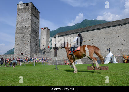 Bellinzona, Svizzera - 27 Maggio 2018: mostra di cavalieri medievali al castello di Castelgrande di Bellinzona sulle alpi svizzere Foto Stock