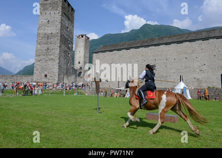 Bellinzona, Svizzera - 27 Maggio 2018: mostra di cavalieri medievali al castello di Castelgrande di Bellinzona sulle alpi svizzere Foto Stock