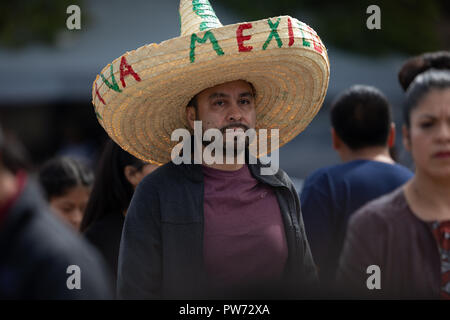 Chicago, Illinois, Stati Uniti d'America - 9 settembre 2018 la 26th Street indipendenza messicana Parade, messicano uomo che indossa un grande sombrero con lo slogan Viva Mexic Foto Stock