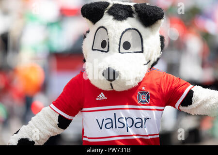 Chicago, Illinois, Stati Uniti d'America - 9 settembre 2018 la 26th Street indipendenza messicana Parade, Sparky il Chicago Fire la mascotte durante la sfilata Foto Stock