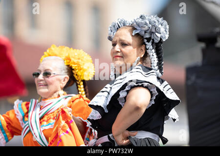 Chicago, Illinois, Stati Uniti d'America - 9 settembre 2018 la 26th Street indipendenza messicana Parade, messicano donna che indossa abiti tradizionali danze Foto Stock