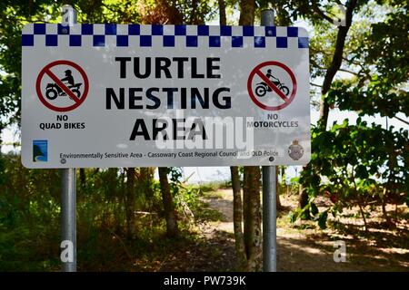 Tartaruga area di nidificazione segno, scene di Flying Fish Point, QLD, Australia Foto Stock