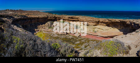 La vasca è un grande cratere nella roccia con un tunnel che conduce al mare di Talia grotte vicino Elliston Sud Australia Foto Stock