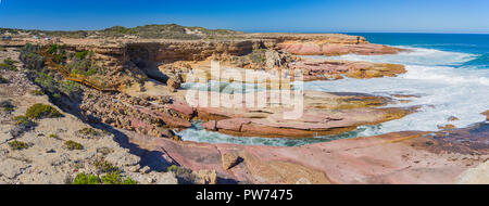 Costa frastagliata martoriata da ocean si gonfia a Talia Grotte, vicino Elliston South Australia. Foto Stock