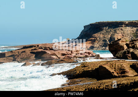 Costa frastagliata martoriata da ocean si gonfia a Talia Grotte, vicino Elliston South Australia. Foto Stock