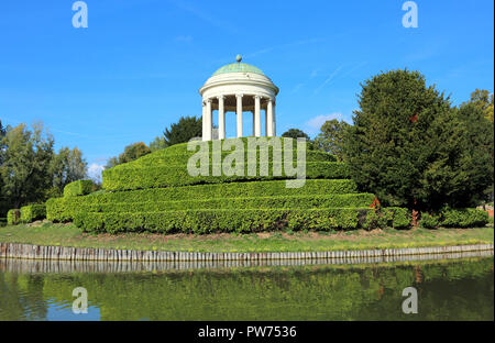 Antico tempio con grande cupola sulla piccola isola nel parco pubblico di Vicenza città del Nord Italia Foto Stock