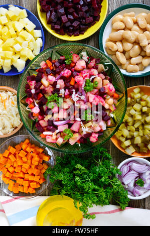 Preparate gli ingredienti per cucinare le verdure insalata. "Vinaigrette' - vitamina insalata vegetariana. Foto Stock