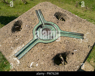 Supporto cinematico a tre punti (ragno) per una teodolite topografica sulla stazione di triangolazione Ordnance Survey a tre punti, Leicestershire, Inghilterra, Foto Stock