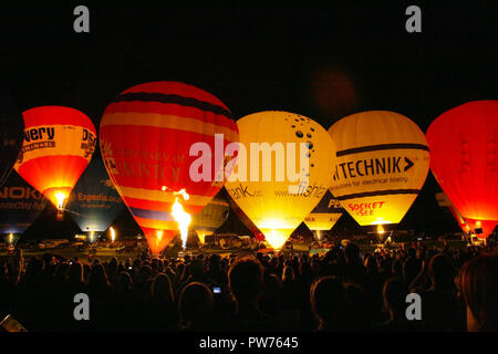 Gli spettatori a guardare il bagliore di notte all'annuale Bristol hot air Balloon Fiesta festival di Ashton Gate Inghilterra Bristol REGNO UNITO Foto Stock