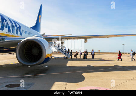 I passeggeri di salire a bordo della Ryanair Boeing 737 800 presso l'aeroporto di Faro, Portogallo Foto Stock