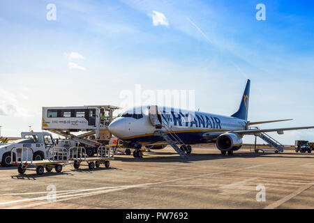 Ryanair Boeing 737 800 parcheggiata su una pista di aeroporto di Faro in fase di rifornimento di carburante e rifornite, Portogallo Foto Stock